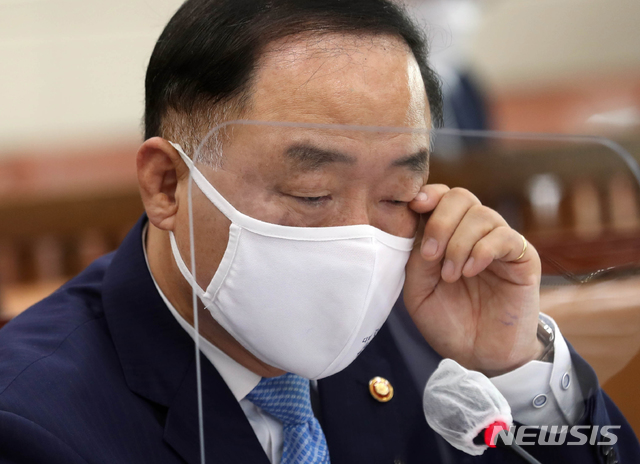 [서울=뉴시스]최동준 기자 = 홍남기 경제부총리 겸 기획재정부 장관이 22일 서울 여의도 기획재정위원회에 열린 기획재정부·통계청·국세청 등에 대한 종합감사에 출석해 의원들의 질의에 답변하며 눈을 만지고 있다. (공동취재사진) 2020.10.22. photo@newsis.com