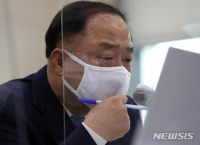 [서울=뉴시스]최동준 기자 = 홍남기 경제부총리 겸 기획재정부 장관이 22일 서울 여의도 기획재정위원회에 열린 기획재정부·통계청·국세청 등에 대한 종합감사에 출석해 질의 자료를 바라보고 있다. (공동취재사진) 2020.10.22. photo@newsis.com