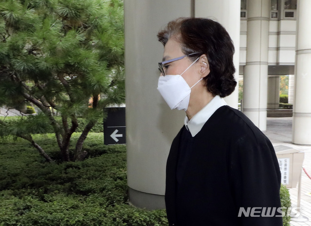 [서울=뉴시스]최진석 기자 = 고(故) 조양호 한진그룹 회장 부인 이명희 전 일우재단 이사장이 22일 서초구 서울고등법원에서 열린 '경비원·운전기사 상습폭행' 관련 항소심 2차 공판에 출석하고 있다. 2020.10.22. yjs@newsis.com