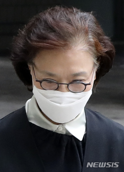 [서울=뉴시스]최진석 기자 = 고(故) 조양호 한진그룹 회장 부인 이명희 전 일우재단 이사장이 22일 서초구 서울고등법원에서 열린 '경비원·운전기사 상습폭행' 관련 항소심 2차 공판에 출석하고 있다. 2020.10.22. myjs@newsis.com