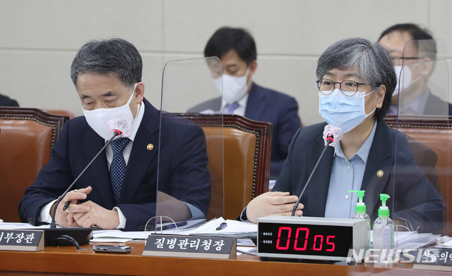 [서울=뉴시스] 김진아 기자 = 정은경 질병관리청장이 22일 서울 여의도 국회에서 열린 보건복지위원회의 보건복지부, 질병관리청 등에 대한 종합국정감사에 출석해 의원 질의에 답하고 있다. 왼쪽은 박능후 보건복지부 장관. (공동취재사진) 2020.10.22.&nbsp;&nbsp; photo@newsis.com
