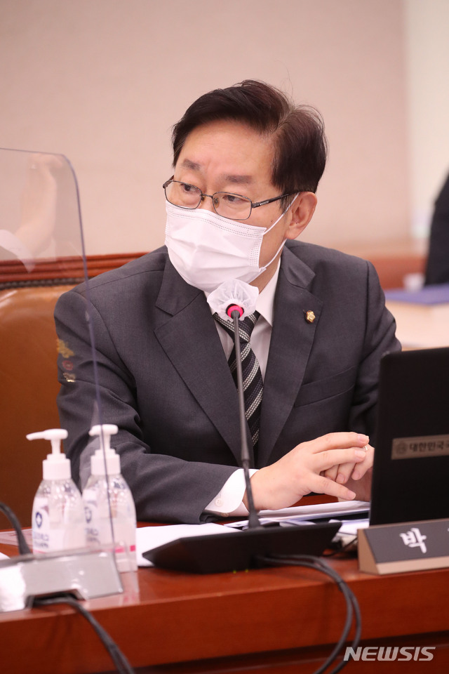 [서울=뉴시스]김선웅 기자 = 박범계 더불어민주당 의원이 22일 서울 여의도 국회에서 열린 법제사법위원회의 대검찰청에 대한 국정감사에서 발언하고 있다. 2020.10.22.&nbsp; mangusta@newsis.com