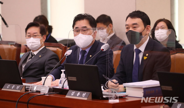 [서울=뉴시스]김선웅 기자 = 김종민 더불어민주당 의원이 22일 서울 여의도 국회에서 열린 법제사법위원회의 대검찰청에 대한 국정감사에서 발언하고 있다. 2020.10.22.&nbsp; mangusta@newsis.com