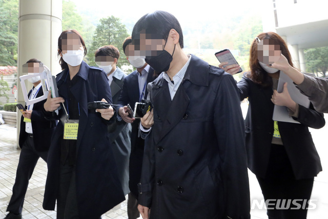 [서울=뉴시스]최진석 기자 = 서울시 전 비서실 직원 A 씨가 22일 서초구 서울중앙지법에서 열린 '서울시장 비서 성폭력' 혐의 관련 1차 공판을 마친 뒤 법원을 빠져 나가고 있다. 2020.10.22. myjs@newsis.com