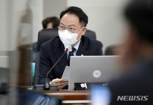 [인천=뉴시스] 박미소 기자 = 더불어민주당 허영 의원이 22일 2일 오전 인천 중구 인천국제공항공사에서 열린 국토교통위원회의 인천국제공항공사, 한국공항공사, 항공안전기술원에 대한 국정감사에서 질의하고 있다. 2020.10.22.&nbsp; misocamera@newsis.com