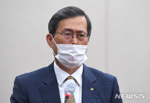 [서울=뉴시스] 김진아 기자 = 정재훈 한국수력원자력 사장이 22일 서울 여의도 국회에서 열린 산업통상자원중소벤처기업위원회의 산업통상자원부에 대한 종합감사에 출석해 의원 질의에 답변하고 있다. (공동취재사진) 2020.10.22.&nbsp;&nbsp; photo@newsis.com