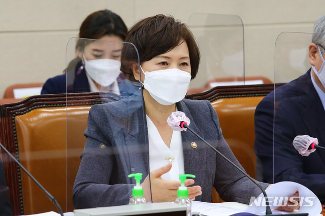 [서울=뉴시스] 최동준 기자 = 이의경 식품의약품안전처장이 22일 서울 여의도 국회에서 열린 보건복지위원회 종합감사에서 질의에 답변하고 있다. (공동취재사진) 2020.10.22. photo@newsis.com