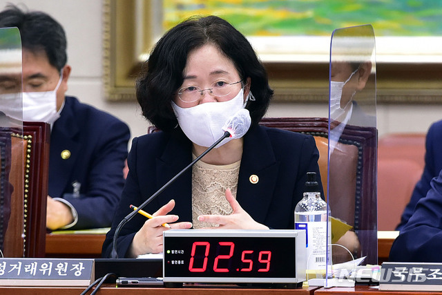 [서울=뉴시스] 김선웅 기자 = 22일 국회에서 열린 정무위원회의 국무조정실, 국무총리비서실, 공정거래위원회 등에 대한 종합 감사에서 조성욱 공정거래위원회 위원장이 의원 질의에 답변하고 있다. (공동취재사진) 2020.10.22. photo@newsis.com