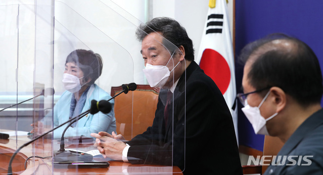 [서울=뉴시스] 전진환 기자 = 이낙연 더불어민주당 대표가 22일 오전 서울 여의도 국회 당 대표실에서 경북대 화학실험실 사고당사자 간담회를 하고 있다. 가장 심각한 피해자의 아버지 임덕기(왼쪽) 씨. 2020.10.22.&nbsp; amin2@newsis.com