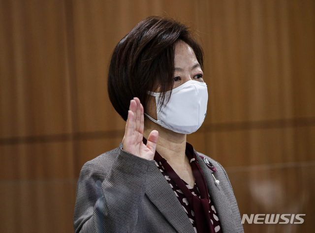 [인천=뉴시스] 공항사진기자단 = 진선미 국토위원장이 22일 오전 인천 중구 인천국제공항공사에서 열린 국토교통위원회의 인천국제공항공사, 한국공항공사, 항공안전기술원에 대한 국정감사에서 기관증인 선서를 받고 있다. 2020.10.22photo@newsis.com