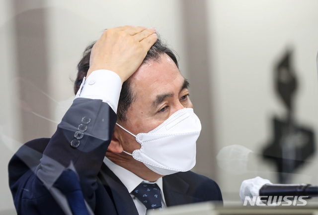 [인천=뉴시스] 공항사진기자단 = 김연명 항공안전기술원장이 22일 오전 인천 중구 인천국제공항공사에서 열린 국토교통위원회의 인천국제공항공사, 한국공항공사, 항공안전기술원에 대한 국정감사에서 머리를 만지고 있다. 2020.10.22.photo@newsis.com