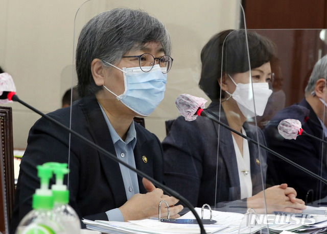[서울=뉴시스] 전진환 기자 = 정은경 질병관리청장이 22일 서울 여의도 국회에서 열린 보건복지위원회의 보건복지부, 질병관리청 등에 대한 종합국정감사에 출석해 의원 질의에 답하고 있다. (공동취재사진) 2020.10.22. photo@newsis.com