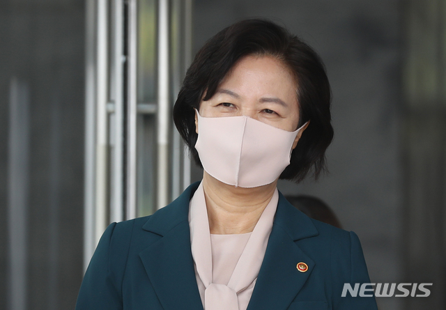 [과천=뉴시스] 조수정 기자 = 추미애 법무부 장관이 지난 22일 오후 과천 법무부 청사를 나서고 있다. 2020.10.22.&nbsp; chocrystal@newsis.com