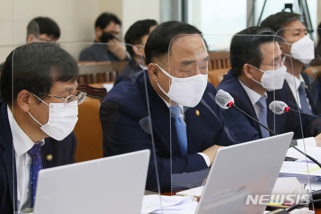 [서울=뉴시스] 최동준 기자 = 홍남기 경제부총리 겸 기획재정부 장관이 22일 서울 여의도 국회에서 열린 기획재정위원회의 기획재정부·통계청·국세청 등에 대한 종합감사에 출석해 질의 자료를 살펴보고 있다. 안일환(왼쪽부터) 기획재정부 제2차관, 홍 부총리, 김용범 기획재정부 제1차관. (공동취재사진) 2020.10.22. photo@newsis.com