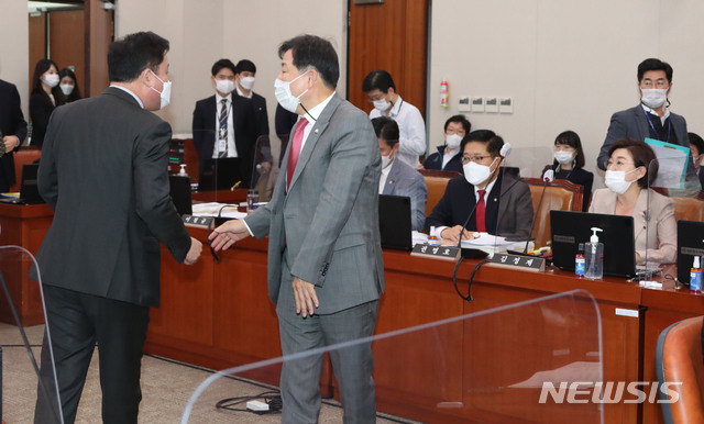 [서울=뉴시스] 김진아 기자 = 더불어민주당 송갑석(왼쪽) 간사가 22일 서울 여의도 국회에서 열린 산업통상자원중소벤처기업위원회의 산업통상자원부 종합감사에서 김정재 국민의힘 의원의 월성1호기 감사원 감사와 관련된 질의 내용에 대해 자리에서 일어나 김 의원에게 항의하자 국민의힘 이철규(왼쪽 두번째) 간사가 중간에서 중재하고 있다. 이 충돌로 오전 국정감사가 파행됐다. (공동취재사진) 2020.10.22.&nbsp; photo@newsis.com