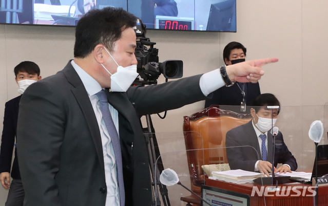[서울=뉴시스] 김진아 기자 = 더불어민주당 송갑석 간사가 22일 서울 여의도 국회에서 열린 산업통상자원중소벤처기업위원회의 산업통상자원부 종합감사에서 김정재 국민의힘 의원의 월성1호기 감사원 감사와 관련된 질의 내용에 대해 자리에서 일어나 김 의원에게 항의하고 있다. 이 충돌로 오전 국정감사가 파행됐다. (공동취재사진) 2020.10.22. photo@newsis.com