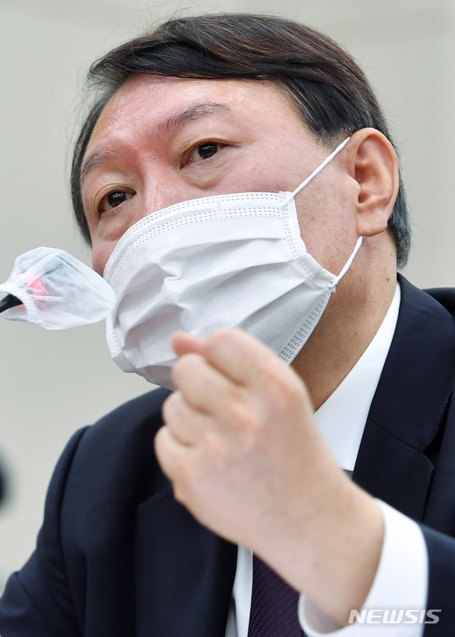 [서울=뉴시스] 김선웅 기자 = 윤석열 검찰총장이 22일 서울 여의도 국회에서 열린 법제사법위원회의 대검찰청에 대한 국정감사에서 질의에 답변하고 있다. (공동취재사진) 2020.10.22.  photo@newsis.com