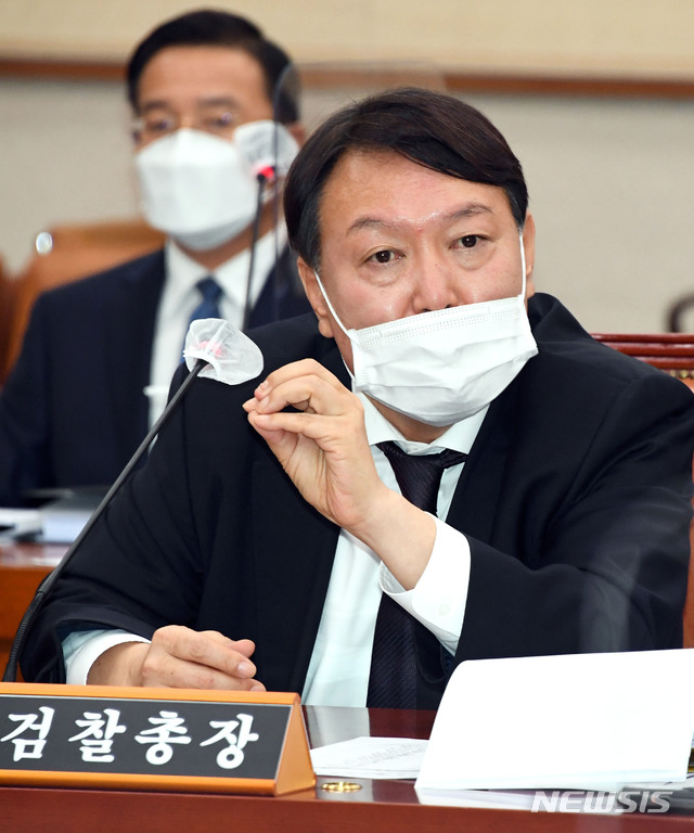 [서울=뉴시스] 김진아 기자 = 윤석열 검찰총장이 22일 국회에서 열린 법제사법위원회 대검찰청 국정감사에서 의원 질의에 답변하고 있다. (공동취재사진) 2020.10.22.&nbsp; photo@newsis.com