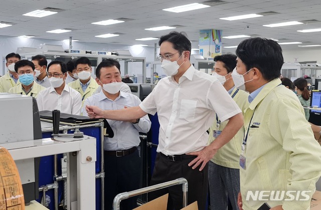 [서울=뉴시스]이재용 삼성전자 부회장이 지난 20일부터 21일까지 베트남 하노이 인근에 위치한 삼성 복합단지를 찾아 스마트폰 생산공장 등을 점검하고 있다. (사진=삼성전자 제공) 2020.10.22.photo@newsis.com