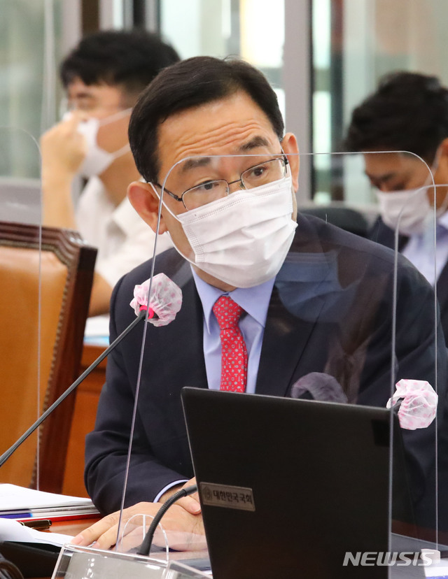 [서울=뉴시스]김선웅 기자 = 국민의힘 주호영 원내대표가 22일 오전 국회에서 열린 보건복지위원회 종합감사에서 정은경 질병관리청장에게 질의하고 있다.(공동취재사진) 2020.10.22. photo@newsis.com