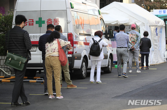 [서울=뉴시스] 박민석 기자 = 신종 코로나바이러스 감염증(코로나19) 신규 확진자 수가 121명으로 집계된 22일 오후 서울 중구 국립중앙의료원 코로나19 선별진료소에서 내원객들이 검사를 받기 위해 줄을 서 있다. 2020.10.22.&nbsp; mspark@newsis.com