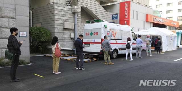 [서울=뉴시스] 박민석 기자 = 신종 코로나바이러스 감염증(코로나19) 신규 확진자 수가 121명으로 집계된 22일 오후 서울 중구 국립중앙의료원 코로나19 선별진료소에서 내원객들이 검사를 받기 위해 줄을 서 있다. 2020.10.22. mspark@newsis.com