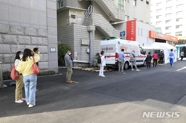 [서울=뉴시스] 박민석 기자 = 신종 코로나바이러스 감염증(코로나19) 신규 확진자 수가 121명으로 집계된 22일 오후 서울 중구 국립중앙의료원 코로나19 선별진료소에서 내원객들이 검사를 받기 위해 줄을 서 있다. 2020.10.22.&nbsp; mspark@newsis.com