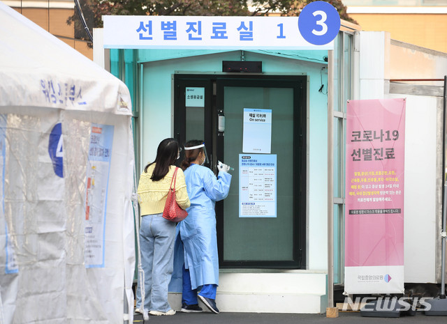 [서울=뉴시스] 박민석 기자 = 신종 코로나바이러스 감염증(코로나19) 신규 확진자 수가 121명으로 집계된 22일 오후 서울 중구 국립중앙의료원 코로나19 선별진료소에서 한 내원객이 선별진료실로 들어서고 있다. 2020.10.22. mspark@newsis.com