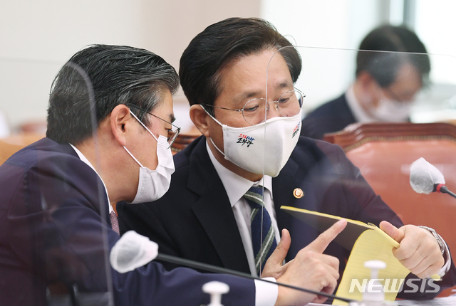 [서울=뉴시스] 최동준 기자 = 성윤모 산업통상자원부 장관(오른쪽)과 정승일 차관이 22일 서울 여의도 국회에서 열린 산업통상자원중소벤처기업위원회의 산업통상자원부에 대한 종합감사에 출석해 대화를 나누고 있다. (공동취재사진) 2020.10.22. photo@newsis.com