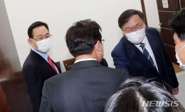 [서울=뉴시스] 김진아 기자 = 김태년 더불어민주당 원내대표와 주호영 국민의힘 원내대표가 22일 오후 서울 여의도 국회에서 비공개 회동을 하고 있다. (공동취재사진) 2020.10.22.&nbsp; photo@newsis.com