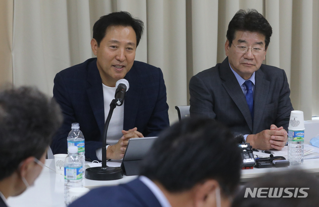 [서울=뉴시스]김명원 기자 = 오세훈 전 서울시장이 22일 서울 마포구 마포현대빌딩에서 열린 김무성 전 새누리당 대표를 주축으로 모인 '더 좋은 세상으로(마포포럼)' 정기모임에서 '어떻게 집권할 것인가'를 주제로 강연을 하고 있다. 2020.10.22. kmx1105@newsis.com