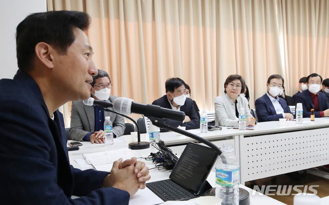 [서울=뉴시스]김명원 기자 = 오세훈 전 서울시장이  22일 서울 마포구 마포현대빌딩에서 열린 김무성 전 새누리당 대표를 주축으로 모인 '더 좋은 세상으로(마포포럼)' 정기모임에서  '어떻게 집권할 것인가'를 주제로 강연을 하고 있다. 2020.10.22. kmx1105@newsis.com