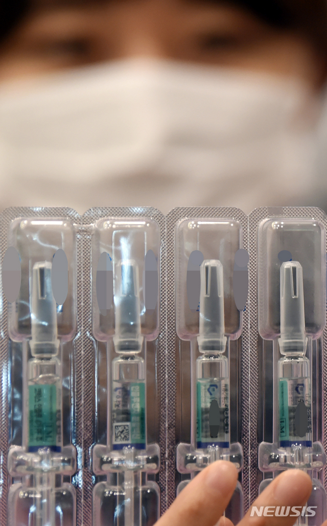 [수원=뉴시스] 김종택기자 = 독감백신 접종후 사망신고가 잇따르고 있는 가운데 22일 경기 수원시 한 병원에서 의료진이 시민들에게 접종할 백신을 준비하고 있다. 2020.10.22. jtk@newsis.com