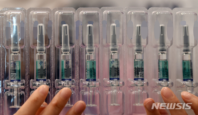 [수원=뉴시스] 김종택기자 = 독감백신 접종후 사망신고가 잇따르고 있는 가운데 22일 경기 수원시 한 병원에서 의료진이 시민들에게 접종할 백신을 준비하고 있다. 2020.10.22. jtk@newsis.com