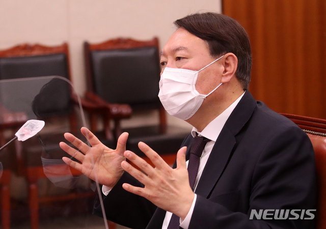 [서울=뉴시스]김선웅 기자 = 윤석열 검찰총장이 22일 서울 여의도 국회에서 열린 법제사법위원회의 대검찰청에 대한 국정감사에서 의원 질의에 답변하고 있다. 2020.10.22.&nbsp; mangusta@newsis.com