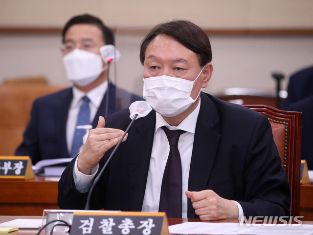 [서울=뉴시스]김선웅 기자 = 윤석열 검찰총장이 지난 10월22일 서울 여의도 국회에서 열린 법제사법위원회의 대검찰청에 대한 국정감사에서 의원 질의에 답변하고 있다. 2020.10.22. mangusta@newsis.com