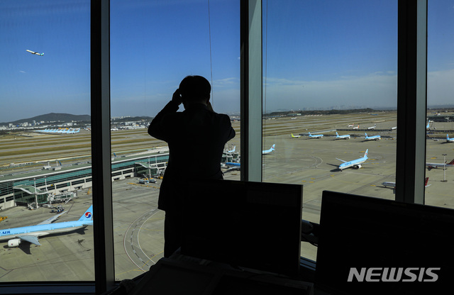 [인천공항=뉴시스] 공항사진기자단 = 국회 국토교통위원회의 인천국제공항공사, 한국공항공사, 항공안전기술원에 대한 국정감사가 열린 22일 인천국제공항 제2계류장관제탑에서 한 의원이 국정감사 현장시찰을 하고 있다. 2020.10.22.&nbsp;&nbsp; photo@newsis.com