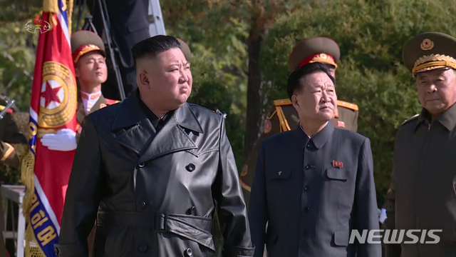 [서울=뉴시스]김정은 북한 국무위원장이 지난달 평안남도 회창군에 있는 인민군 전사자묘를 참배하는 모습. (사진=조선중앙TV 캡처) 2020.11.27.  photo@newsis.com