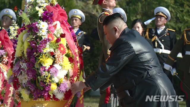 [서울=뉴시스] 김정은 북한 국무위원장이 중국인민군의 한국전쟁 참전 70주년을 맞아 평안남도 회창군에 있는 인민군 전사자묘를 참배했다고 22일 조선중앙TV가 보도하고 있다. (사진=조선중앙TV 캡쳐) 2020.10.22.  photo@newsis.com