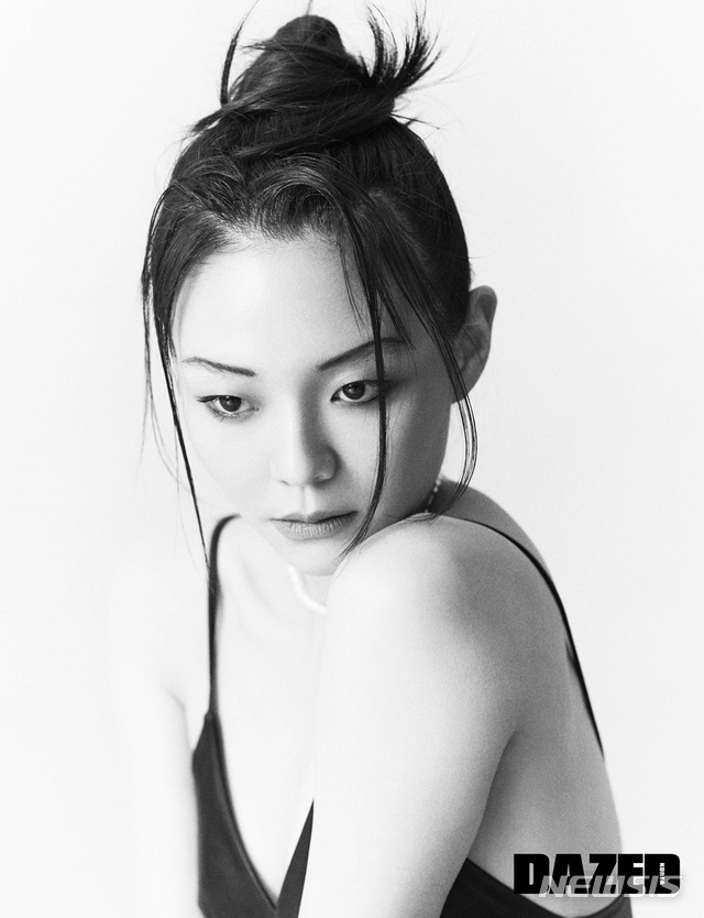 [서울=뉴시스] 배우 이솜. (사진 = 데이즈드) photo@newsis.com