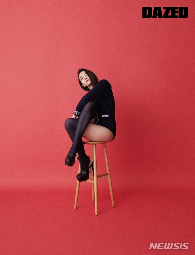 [서울=뉴시스] 배우 이솜. (사진 = 데이즈드) photo@newsis.com