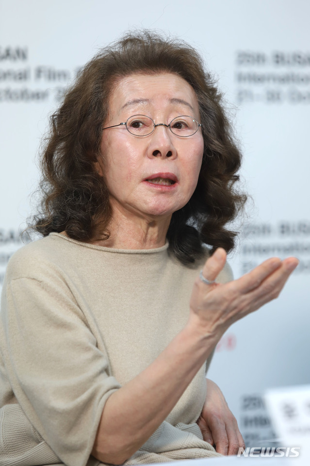 [서울=뉴시스]배우 윤여정.(사진=제25회 부산국제영화제 제공) 2020.10.23. photo@newsis.com 