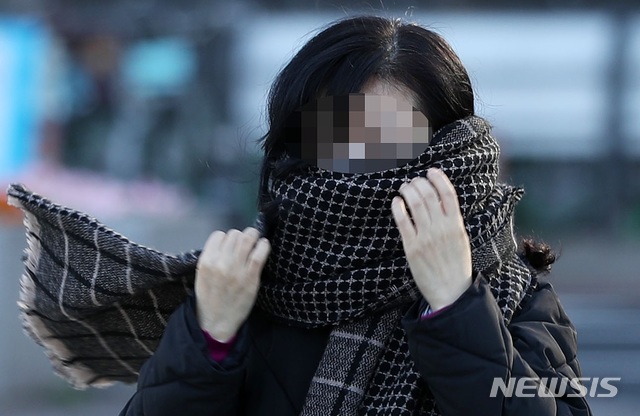 [서울=뉴시스]홍효식 기자 = 23일 오전 서울 영등포구 여의도버스환승센터 인근에서 한 시민이 발걸음을 재촉하고 있다. 2020.10.23.