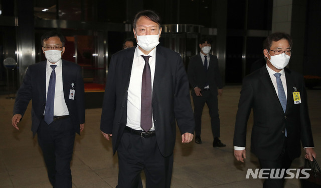 [서울=뉴시스]김선웅 기자 = 윤석열 검찰총장이 23일 서울 여의도 국회에서 열린 법제사법위원회의 대검찰청에 대한 국정감사를 마친 후 국회를 나서고 있다. 2020.10.23.&nbsp; mangusta@newsis.com