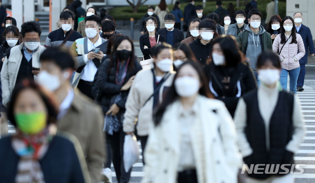 [서울=뉴시스]홍효식 기자 = 절기상 서리가 내린다는 '상강'인 지난 23일 오전 서울 영등포구 여의도버스환승센터 인근에서 시민들이 출근길 발걸음을 재촉하고 있다. 2020.10.23. yesphoto@newsis.com