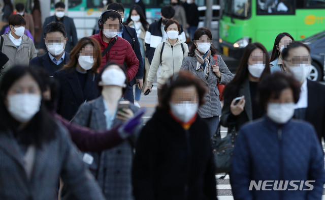 [서울=뉴시스]홍효식 기자 = 절기상 서리가 내린다는 '상강'인 지난 23일 오전 서울 영등포구 여의도버스환승센터 인근에서 시민들이 출근길 발걸음을 재촉하고 있다. 2020.10.23. yesphoto@newsis.com