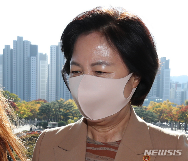 [서울=뉴시스]김명원 기자 = 추미애 법무부장관이 지난 23일 오전 경기도 정부과천청사 법무부로 출근하고 있다. 2020.10.23. kmx1105@newsis.com