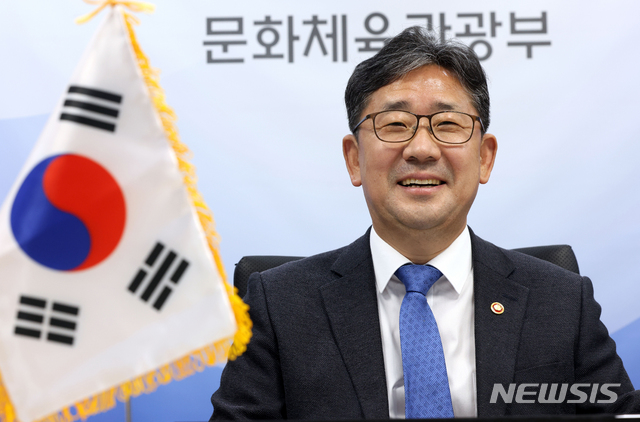 [서울=뉴시스]박양우 문화체육관광부 장관이 지난 22일 서울 용산구 문체부 스마트워크센터 회의실에서 제4차 한-아세안 문화장관 화상회의에 참석해 화면담기(캡쳐) 방식으로 기념촬영을 하고 있다. (사진=문화체육관광부 제공) 2020.10.23.photo@newsis.com