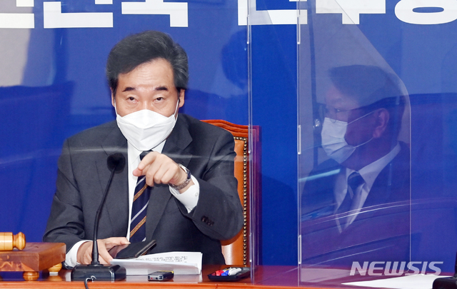 [서울=뉴시스] 최동준 기자 = 이낙연 더불어민주당 대표가 23일 오전 서울 여의도 국회에서 열린 최고위원회의에서 한 참석자에게 손으로 신호를 보내고 있다. 2020.10.23.&nbsp; photocdj@newsis.com