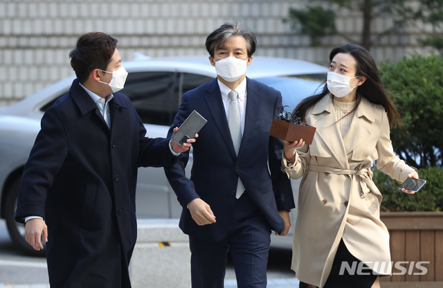 [서울=뉴시스] 조수정 기자 = 조국 전 법무부 장관이 23일 오전 청와대 민정수석비서관재직 당시 유재수 전 부산시 경제부시장 감찰 중단 혐의 공판 출석을 위해 서울 서초구 서울중앙지방법원으로 들어서고 있다. 2020.10.23. chocrystal@newsis.com